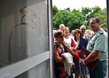 Esperando en la puerta la apertura del flamante local / FOTO: Eulogio García