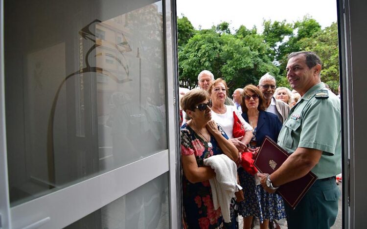 Esperando en la puerta la apertura del flamante local / FOTO: Eulogio García