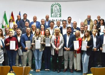 Posado de los representantes municipales con las resoluciones de las ayudas / FOTO: Junta