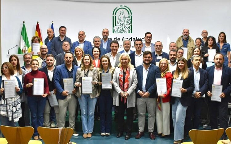 Posado de los representantes municipales con las resoluciones de las ayudas / FOTO: Junta