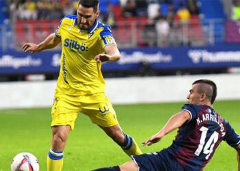 Zaldua esquivando a un rival / FOTO: Cádiz CF