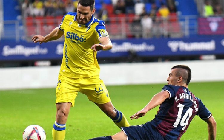 Zaldua esquivando a un rival / FOTO: Cádiz CF