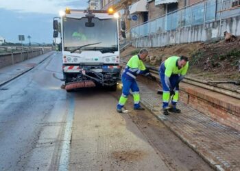 Operarios de limpieza retirando los restos de una bolsa de agua / FOTO: Ayto.