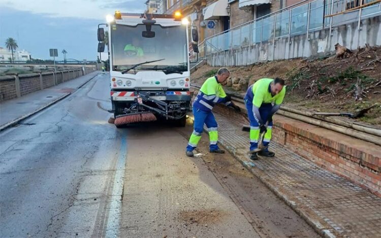 Operarios de limpieza retirando los restos de una bolsa de agua / FOTO: Ayto.