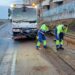 Operarios de limpieza retirando los restos de una bolsa de agua / FOTO: Ayto.