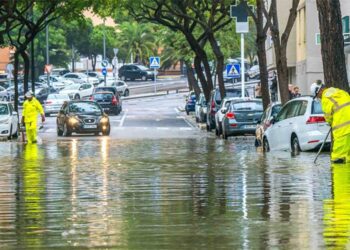 Operarios actuando en una bolsa de agua en La Ardila / FOTO: Ayto.