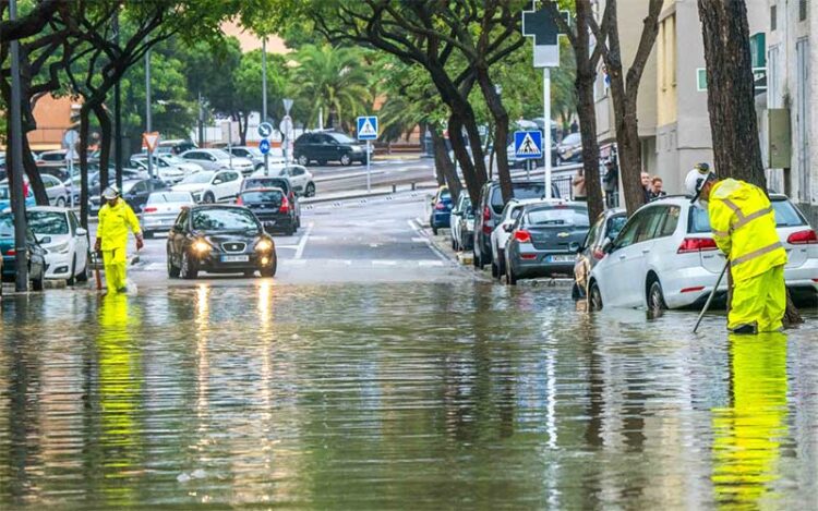 Operarios actuando en una bolsa de agua en La Ardila / FOTO: Ayto.