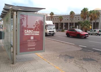 Parada de bus en la avenida a la altura de Cortadura / FOTO: DBC