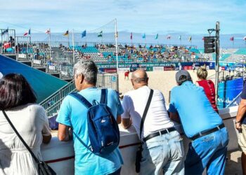 Curioseando uno de los partidos matinales desde el paseo marítimo / FOTO: Eulogio García