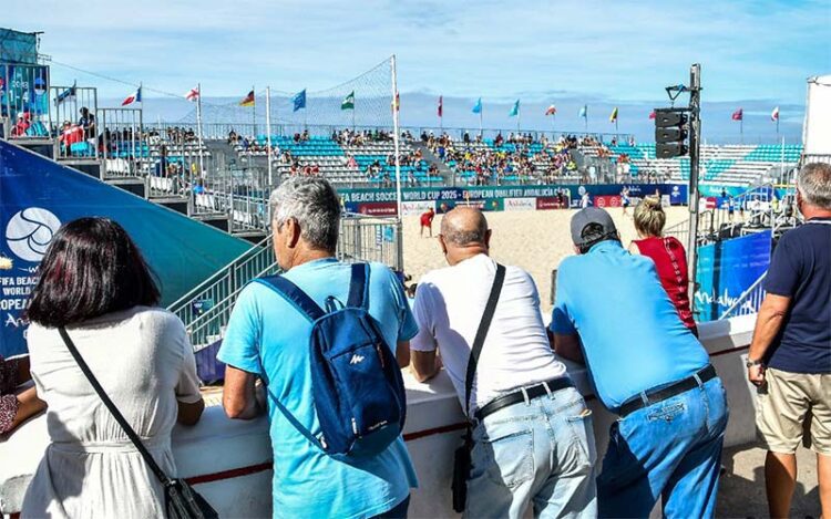 Curioseando uno de los partidos matinales desde el paseo marítimo / FOTO: Eulogio García