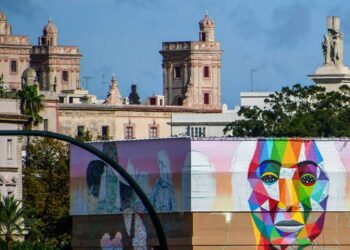 Okuda San Miguel ‘pinta’ la imagen del festival, también en el muelle / FOTO: Eulogio García