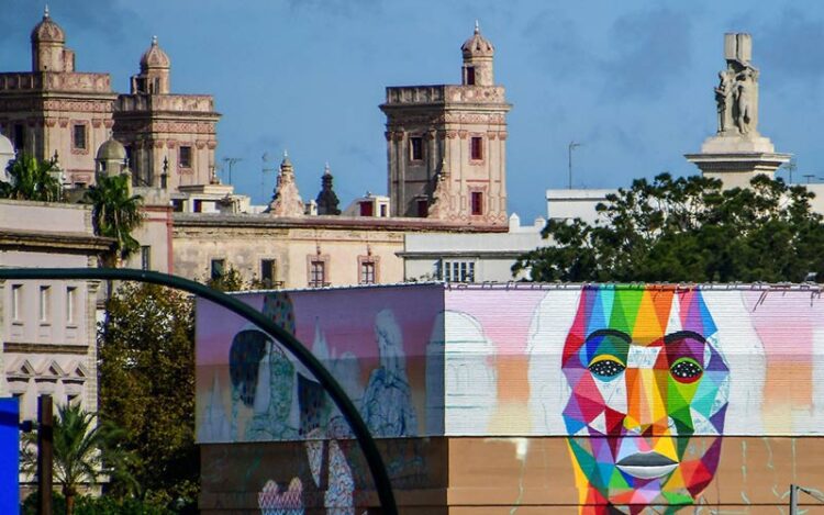 Okuda San Miguel ‘pinta’ la imagen del festival, también en el muelle / FOTO: Eulogio García