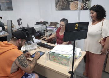 Firmando documentos en una tablet / FOTO: Ayto.