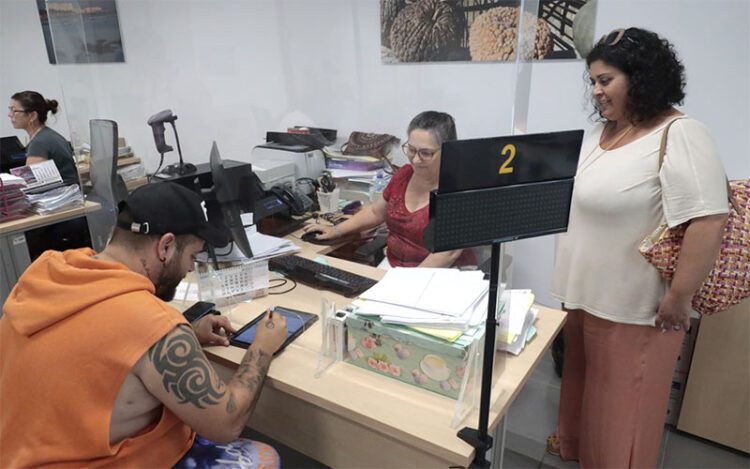 Firmando documentos en una tablet / FOTO: Ayto.