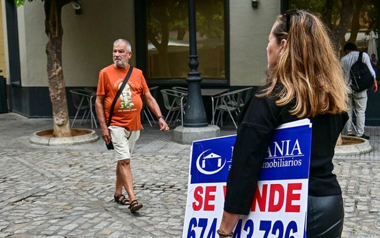 Personal de una inmobiliaria con sus carteles por Cádiz / FOTO: Eulogio García