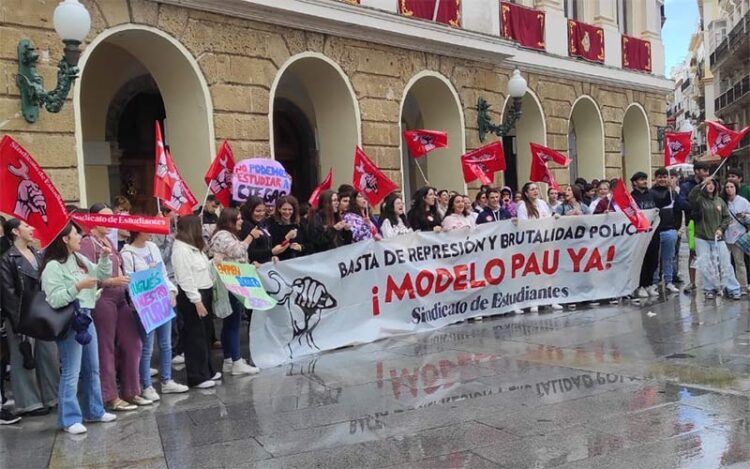 Protestando en la plaza de San Juan de Dios / FOTO: Sindicato de Estudiantes