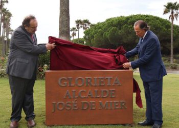 Desvelando el nombre de la glorieta / FOTO: Ayto.