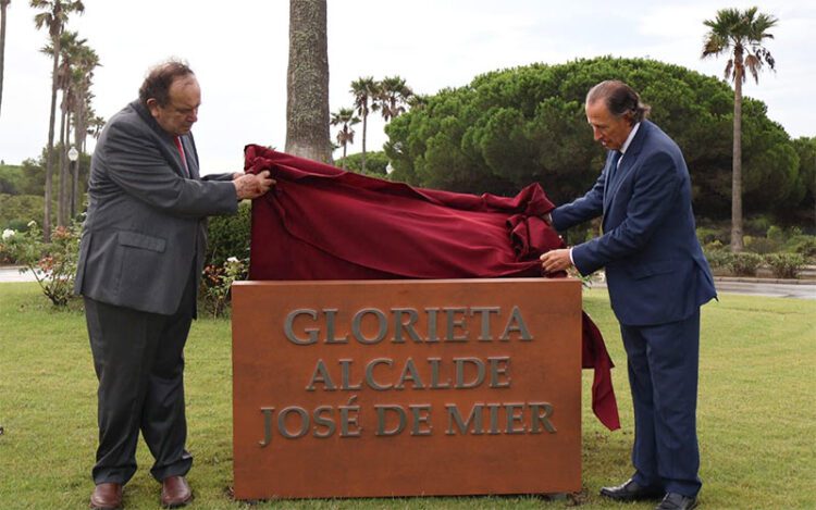 Desvelando el nombre de la glorieta / FOTO: Ayto.