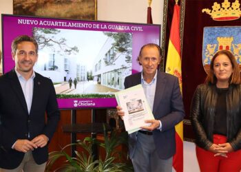 Román, con el proyecto del acuartelamiento / FOTO: Ayto.