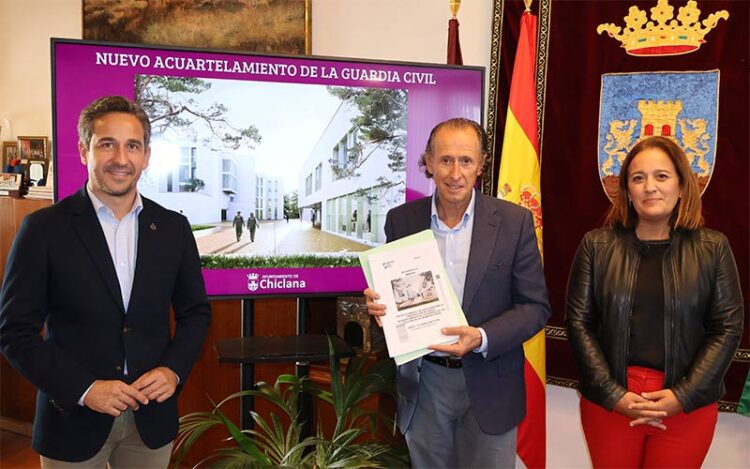 Román, con el proyecto del acuartelamiento / FOTO: Ayto.