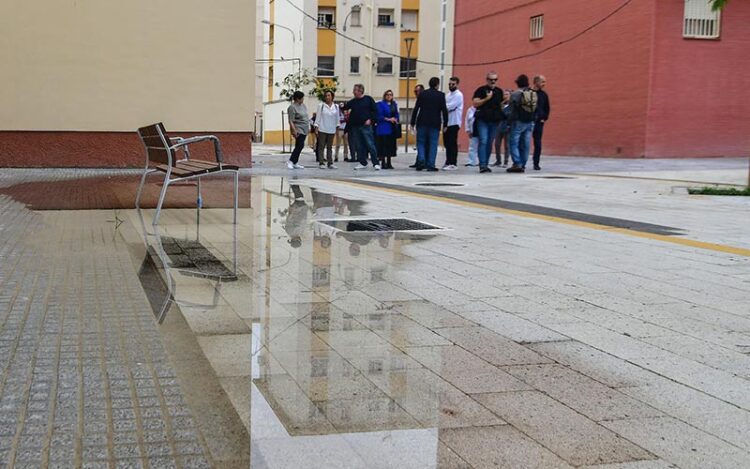 Un charco en la zona reurbanizada / FOTO: Eulogio García