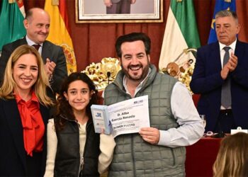 La joven Alba recoge el primer premio / FOTO: Eulogio García