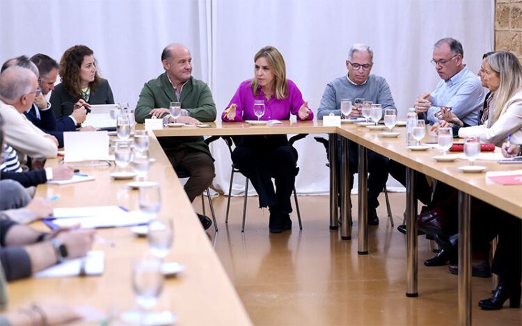 Una de las reuniones informativas con representantes sindicales / FOTO: Diputación