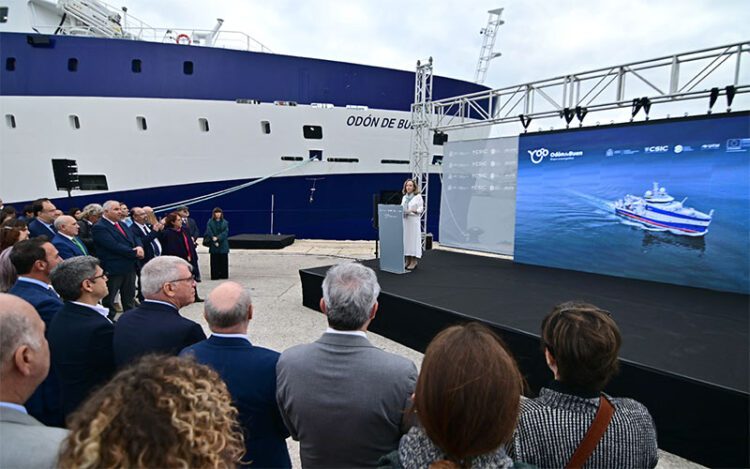 Un momento del acto de amadrinamiento del barco / FOTO: Eulogio García