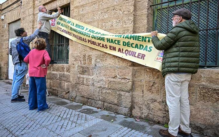 Colgando una pancarta reivindicativa en el antiguo ambulatorio / FOTO: Eulogio García