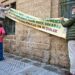 Colgando una pancarta reivindicativa en el antiguo ambulatorio / FOTO: Eulogio García