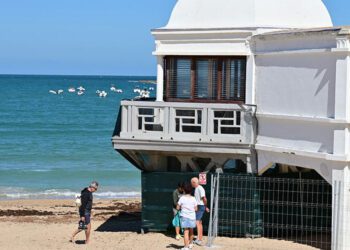 Los bajos del edificio permanecen vallados desde el verano / FOTO: Eulogio García