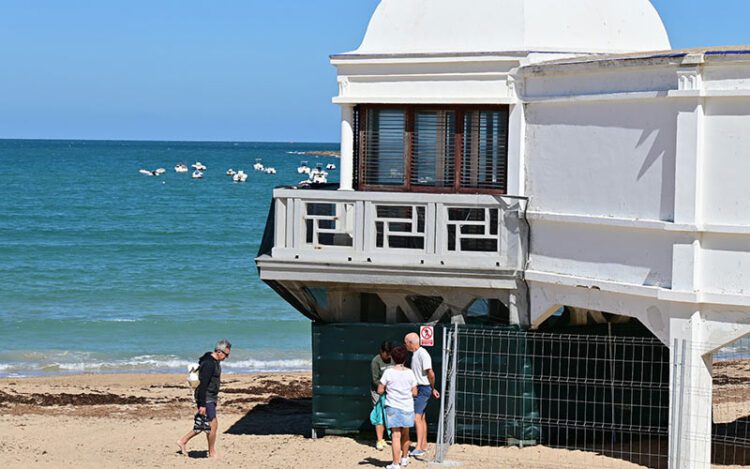 Los bajos del edificio permanecen vallados desde el verano / FOTO: Eulogio García