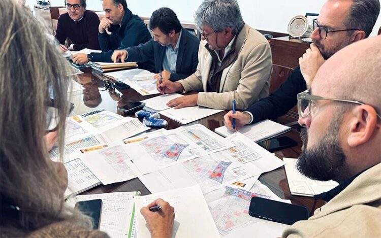 El alcalde presidiendo la reunión entre administraciones / FOTO: Ayto.