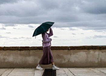 Paseando bajo el paraguas por el Campo del Sur / FOTO: Eulogio García