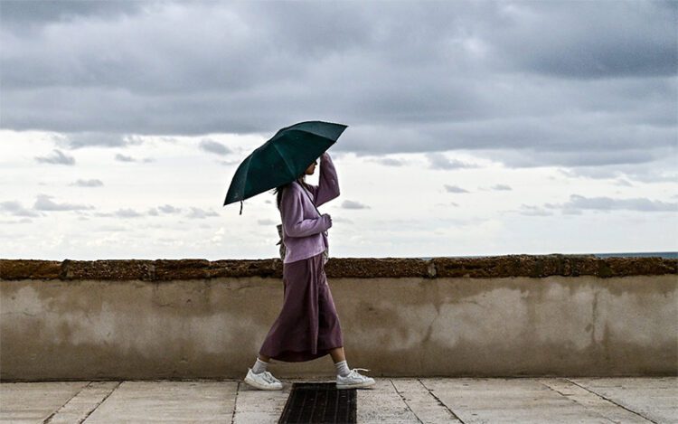 Paseando bajo el paraguas por el Campo del Sur / FOTO: Eulogio García