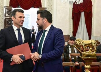 El alcalde charla con el delegado del Estado de la Zona Franca antes del pleno / FOTO: Eulogio García