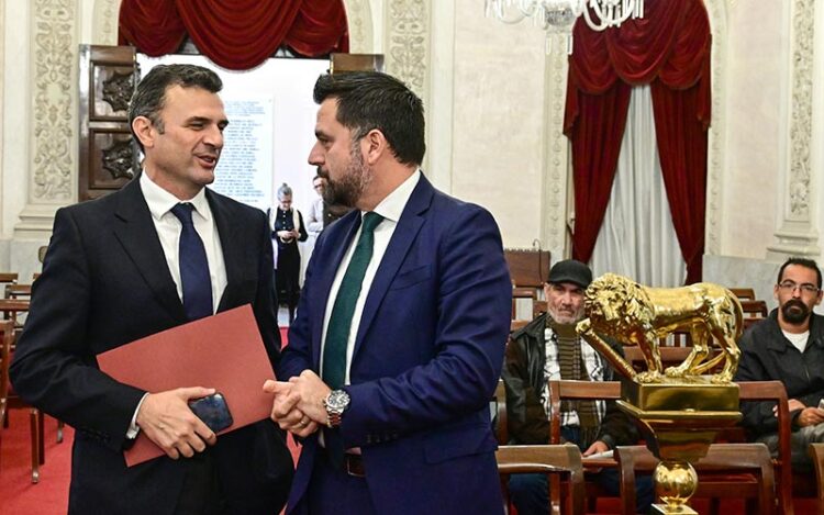 El alcalde charla con el delegado del Estado de la Zona Franca antes del pleno / FOTO: Eulogio García