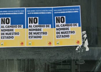 Carteles contra el nombre franquista para el estadio del Cádiz CF / FOTO: Eulogio García