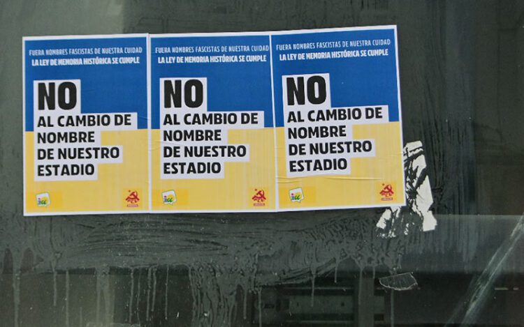 Carteles contra el nombre franquista para el estadio del Cádiz CF / FOTO: Eulogio García