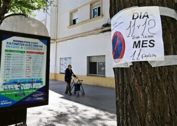 Avisando de podas en la avenida / FOTO: Eulogio García