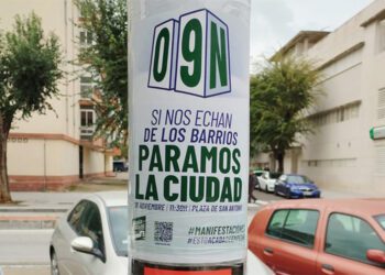 Uno de los carteles que anuncian el 9-N en una farola de Puertatierra / FOTO: Cádiz Resiste