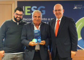 Representantes de Chiringuito Las Tres Piedras recogiendo su trofeo / FOTO: CEC