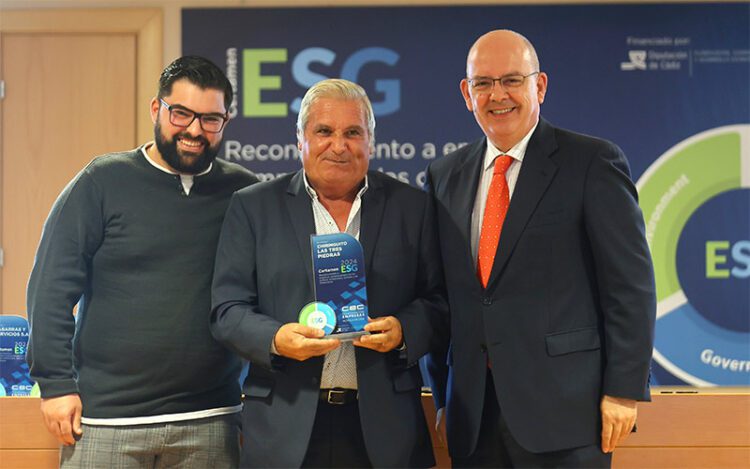 Representantes de Chiringuito Las Tres Piedras recogiendo su trofeo / FOTO: CEC