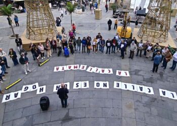 Un momento de la concentración desde el balcón del Ayuntamiento / FOTO: Eulogio García