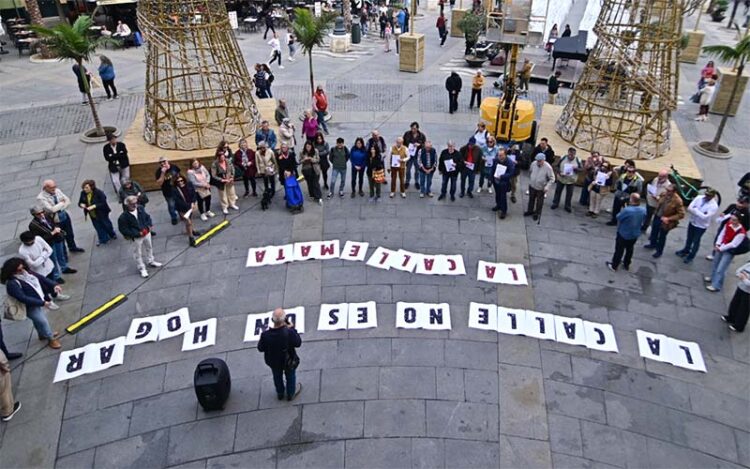 Un momento de la concentración desde el balcón del Ayuntamiento / FOTO: Eulogio García