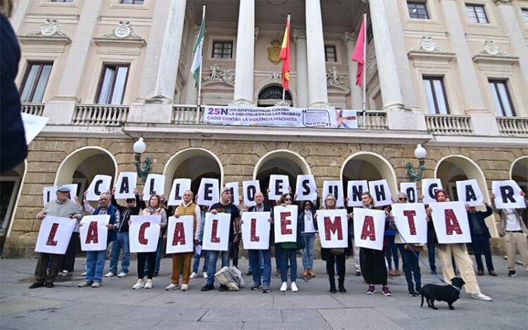 Reciente concentración de la Apdha frente al Ayuntamiento / FOTO: Eulogio García