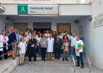 Concentración de repulsa a las puertas del ambulatorio / FOTO: Junta