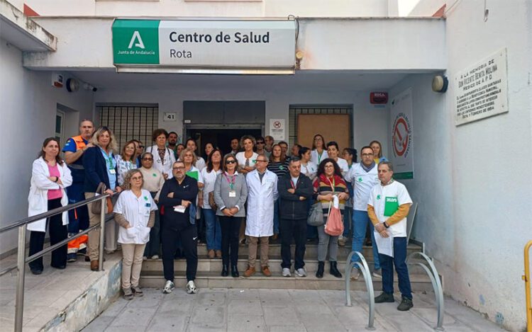 Concentración de repulsa a las puertas del ambulatorio / FOTO: Junta