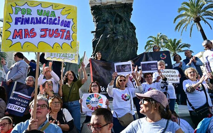 Concentrados en la plaza San Juan de Dios / FOTO: Eulogio García