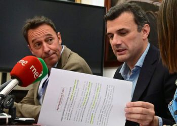 Cossi escucha al alcalde en una pasada rueda de prensa / FOTO: Eulogio García